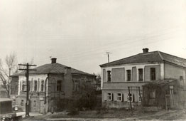 Аксай. Слева - здание нарсуда, справа - жилой дом, 1975 год