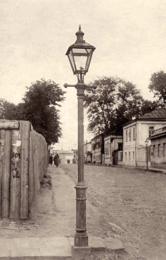 Moscow. Gas lantern on the corner of Volodarskaya street and 3rd Pottery Lane, between 1919 and 1932